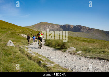 Biker Radfahren die Llanberis Pfad auf den Gipfel des Snowdon. Stockfoto