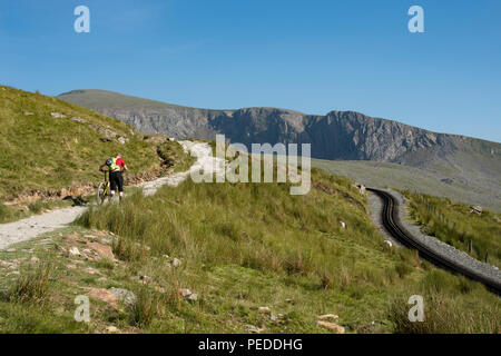 Biker Radfahren die Llanberis Pfad auf den Gipfel des Snowdon. Stockfoto