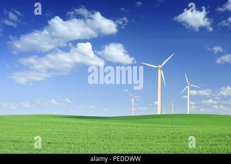 Landschaft, Windkraftanlagen unter den grünen Wiesen, den blauen Himmel und weißen Wolken im Hintergrund Stockfoto