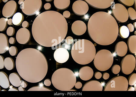 Abstraktes Bild von Mustern in Deckenleuchten durch Licht design leuchten Stockfoto