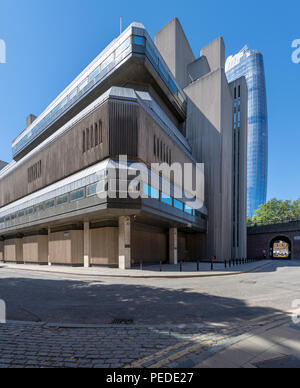 Brutalist konkrete Sampson Haus, neben Blackfriar's Bridge auf der Southbank. In 1976-9 für Lloyds Bank, entworfen von Fitzroy Robinson gebaut. Stockfoto