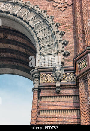 Stein Fledermäuse auf Säulen des roten Backstein "Arc de Triomf" (Triumphbogen) in Neo-Mudejar Stil in Barcelona, Spanien Stockfoto