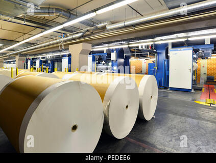 Papierrollen und Offsetdruck Maschinen in einer großen Druckerei für die Produktion von Zeitungen & Zeitschriften Stockfoto