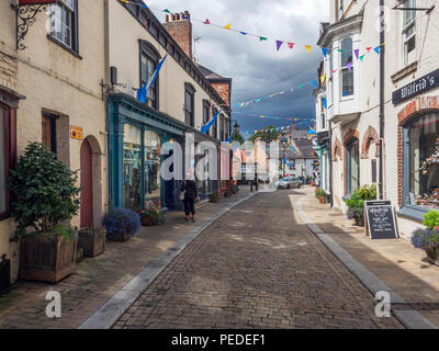 Dunkle Wolken eines nahenden Sommer Sturm über Kirkgate in Ripon Yorkshire England Stockfoto