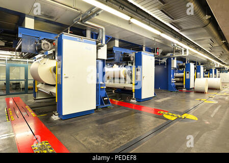 Modernen Offset Druckmaschinen in einer großen Druckerei für die Produktion von Zeitungen & Zeitschriften Stockfoto