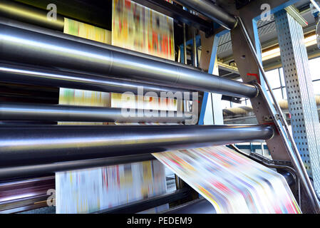 Roll Offsetdruck Maschine in einer großen Druckerei für die Produktion von Zeitungen & Zeitschriften Stockfoto