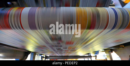 Druck von farbigen Zeitung mit einem Offset Druckmaschine an einer Druckmaschine Stockfoto