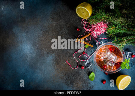 Weihnachten cranberry Cocktail mit Minze und Zitrone, auf dunkelblauem Hintergrund Kopie Raum Stockfoto