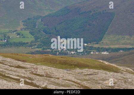 Ausblick hinunter auf kinlochewe Dorf aus meall aGhiubhais Peak. Beinn Eighe NNR, Torridon, Schottland, Großbritannien. Stockfoto