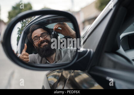 Charismatische Mann holding Autoschlüssel Stockfoto