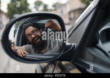 Charismatische Mann holding Autoschlüssel Stockfoto