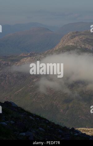 Cloud Inversion Driften über Loch Maree. Blick von meall aGhiubhais. Beinn Eighe, Torridon, Schottland, Großbritannien. Sommer, 2018. Stockfoto