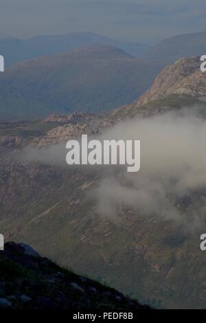 Cloud Inversion Driften über Loch Maree. Blick von meall aGhiubhais. Beinn Eighe, Torridon, Schottland, Großbritannien. Sommer, 2018. Stockfoto