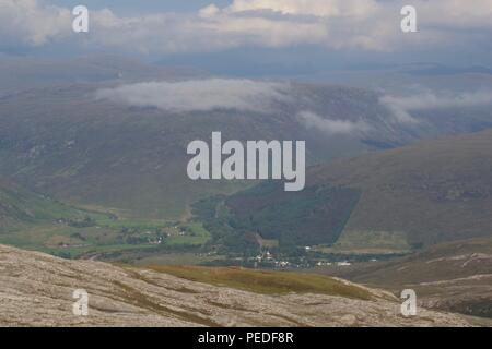 Ausblick hinunter auf kinlochewe Dorf aus meall aGhiubhais Peak. Beinn Eighe NNR, Torridon, Schottland, Großbritannien. Stockfoto