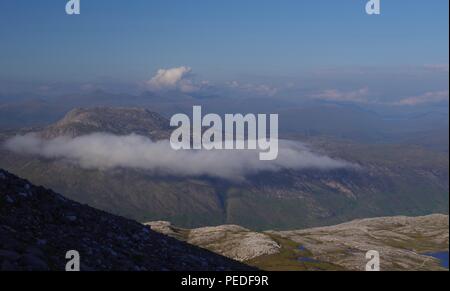 Cloud Inversion Driften über Loch Maree. Blick von meall aGhiubhais. Beinn Eighe, Torridon, Schottland, Großbritannien. Sommer, 2018. Stockfoto