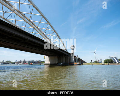 Van Brienenoordbrug über den Fluss Nieuwe Maas in Rotterdam in den Niederlanden Stockfoto