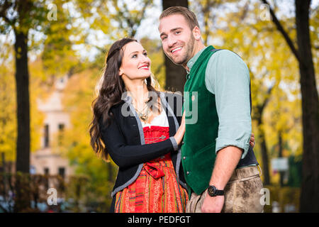 Glückliches Paar mit Tracht in Bayern Stockfoto