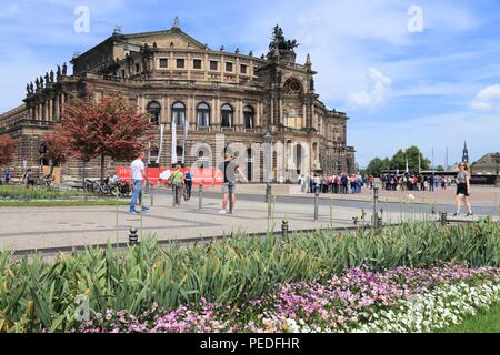 DRESDEN, Deutschland - Mai 10, 2018: die Menschen besuchen Semperoper (Opernhaus) in Altstadt (Altstadt) Stadtteil von Dresden, die 12. größte Stadt in Deutschland. Stockfoto