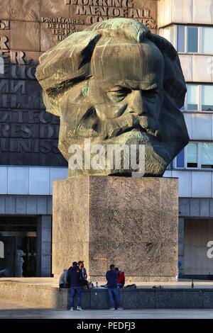 CHEMNITZ, Deutschland - Mai 8, 2018: Karl-Marx-Monument in Chemnitz, Deutschland. Das Denkmal wird lokal als Nischel bekannt. Es wurde von Lew Kerbel konzipiert. Stockfoto