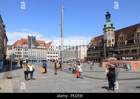 LEIPZIG, Deutschland - Mai 9, 2018: die Menschen besuchen Marktplatz in Leipzig, Deutschland. Leipzig ist die 10. größte Stadt in Deutschland mit 582,277 Einwohnern. Stockfoto