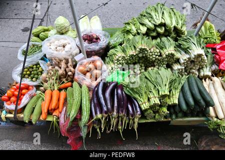 Frisches Gemüse Markt in Chinatown, Manila, Philippinen mit Karotten, Ingwer, Ampalaya (bitter Melone), Senf Blätter und Pak Choi Chinakohl. Stockfoto