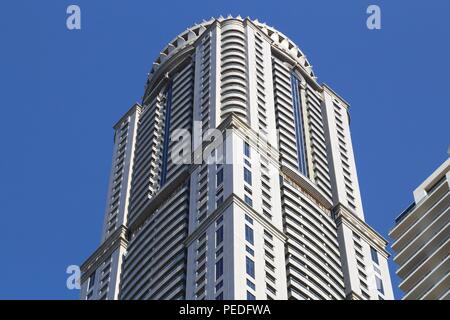 DUBAI, VAE - November 23, 2017: Princess Tower Gebäude im Yachthafen von Dubai, VAE. Die wohnwolkenkratzer ist das 2. höchste Gebäude in Dubai 413 m Stockfoto