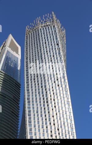 DUBAI, VAE - November 23, 2017: Cayan Tower Gebäude im Yachthafen von Dubai, VAE. Die wohnwolkenkratzer wurde von Skidmore, Owings und Merrill entworfen und Stockfoto