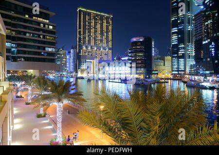 DUBAI, VAE - November 23, 2017: Nacht Blick auf den Jachthafen von Dubai, VAE. Dubai hat 14,9 Millionen Touristen jährlich. Stockfoto