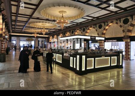 DUBAI, VAE - November 22, 2017: Shopper besuchen den Gold Souk in der Dubai Mall. Es ist das größte Einkaufszentrum in der Welt aus der Gesamtfläche mit 502.000 Quadratmeter metr Stockfoto