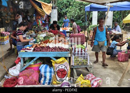 EL Nido, Philippinen - Dezember 2, 2017: die Menschen besuchen einen Lebensmittelmarkt in El Nido, Philippinen. Traditionelle Märkte sind nach wie vor wichtig, in Dev Stockfoto