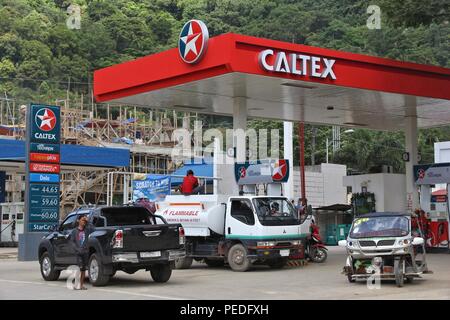 EL Nido, Philippinen - Dezember 2, 2017: die Menschen Autos füllen an Caltex Tankstelle in El Nido, Philippinen. Caltex ist ein Markenname von Chevron Corporation Stockfoto