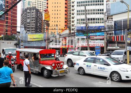 MANILA, Philippinen - Dezember 7, 2017: Leute fahren in dichtem Verkehr in Makati City, Metro Manila, Philippinen. Metro Manila ist eine der größten ur Stockfoto