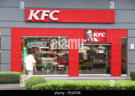 MANILA, Philippinen - Dezember 7, 2017: die Menschen besuchen KFC Fastfood Restaurant in Manila, Philippinen. KFC ist Teil von Yum Brands Company. Stockfoto