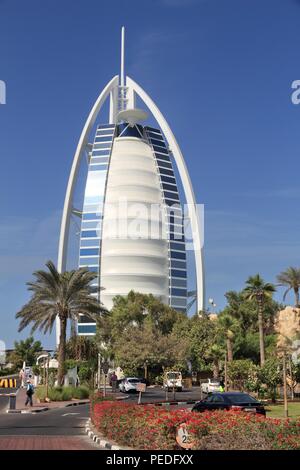 DUBAI, VAE - November 23, 2017: Burj Al Arab in Dubai Wolkenkratzer. Das Segel geformte moderne Hotel ist von Jumeirah Gruppe verwaltet werden. Stockfoto