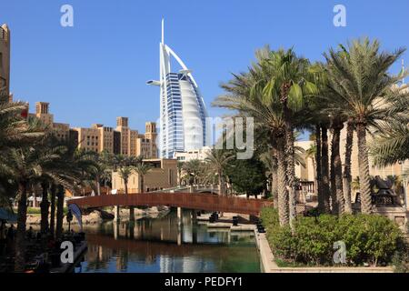 DUBAI, VAE - November 23, 2017: Burj Al Arab in Dubai Wolkenkratzer. Das Segel geformte moderne Hotel ist von Jumeirah Gruppe verwaltet werden. Stockfoto