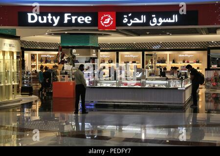 DUBAI, VAE - November 23, 2017: Passagiere Shop im Duty Free Shop am Internationalen Flughafen Dubai, Vereinigte Arabische Emirate. Es ist die 3 verkehrsreichsten Flughafen Stockfoto