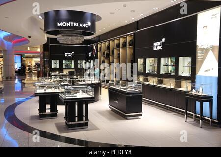 DUBAI, VAE - November 23, 2017: Die Menschen kaufen bei Montblanc store am Internationalen Flughafen Dubai, Vereinigte Arabische Emirate. Die deutsche Marke Montblanc ist fam Stockfoto