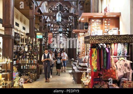 DUBAI, VAE - November 23, 2017: Die Menschen kaufen Sie im Souk Madinat Jumeirah in Dubai. Der traditionell arabischen Stil Basar ist Teil des Madinat Jumeirah Resorts. Stockfoto