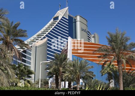 DUBAI, VAE - November 23, 2017: Jumeirah Beach Hotel in Dubai. Das Hotel wurde von der britischen Firma WS Atkins entworfen. Es ist von Jumeirah Group betrieben. Stockfoto