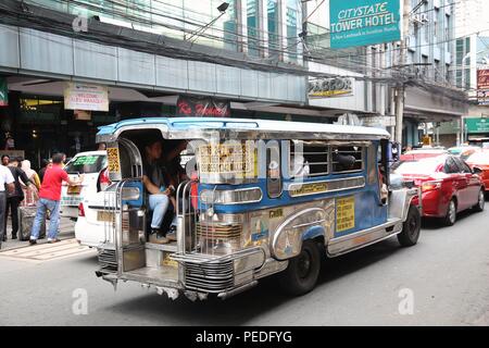 MANILA, Philippinen - November 25, 2017: Die Menschen fahren mit dem Jeepney öffentliche Verkehrsmittel in dichtem Verkehr in Manila, Philippinen. Metro Manila ist eines der t Stockfoto