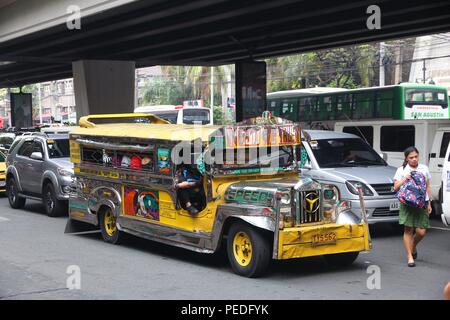 MANILA, Philippinen - November 25, 2017: Die Menschen fahren mit dem Jeepney öffentliche Verkehrsmittel in dichtem Verkehr in Manila, Philippinen. Metro Manila ist eines der t Stockfoto