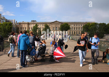 PARIS - Juli 23: Touristen zu Fuß Pont des Arts Brücke am 23. Juli 2011 in Paris, Frankreich. Paris ist die meistbesuchte Stadt der Welt mit 15,6 Mio. i Stockfoto