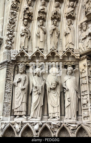 Paris, Frankreich - berühmte Kathedrale Notre Dame. Portal der Jungfrau mit Statuen von Kaiser Konstantin, Saint Denis seinen Kopf und Engel Holding. UNESCO Stockfoto