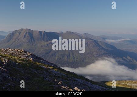 Blick auf die Berge von meall Slioch aGhiubhais Peak über eine Cloud Inversion. Kinlochewe, Torridon, Beinn Eighe, Schottland, Großbritannien. Stockfoto