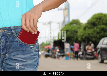 Man-Kommissionierung-Geldbeutel aus Jeans-Tasche Stockfoto