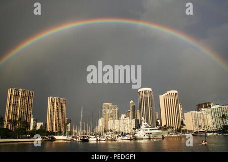 Regenbogen über den Ala Wai Hafen, Honolulu, Hawaii, USA Stockfoto