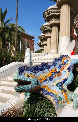 BARCELONA, Spanien - 9. SEPTEMBER 2009: Salamander Skulptur im Park Güell in Barcelona, Spanien. Es wurde 1900-14 erbaut und ist Teil des UNESCO- Stockfoto