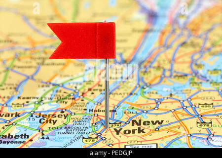 New York City. Red Flag Pin auf einer alten Karte anzeigen Reiseziel. Stockfoto