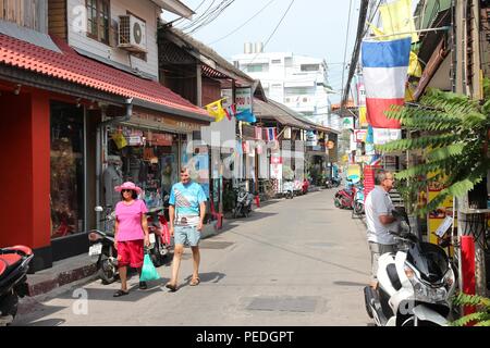 HUA HIN, THAILAND - Dezember 14, 2013: Die Menschen gehen auf die Straße im Badeort Hua Hin. 26,7 Millionen Menschen besuchten Thailand im Jahr 2013. Stockfoto