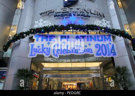BANGKOK, THAILAND - 24. Dezember 2013: Die Platinum Fashion Mall in Bangkok. Die Platinum ist eine der größten Fashion Einkaufszentren in Bangkok. Es hat 1.300 Sto Stockfoto